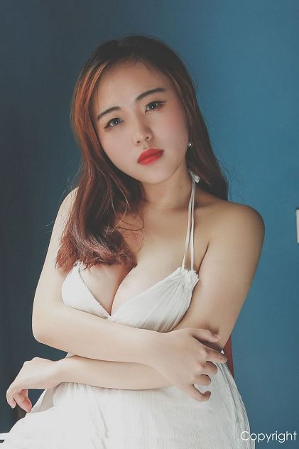 厨房掀起馊子裙子挺进去视频